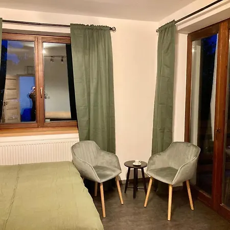 U Milnickeho Potoka S Balkonem דירה *